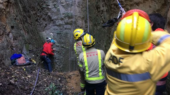 Els Bombers i l'ADF rescaten un gos i un porc senglar que havien caigut a un pou