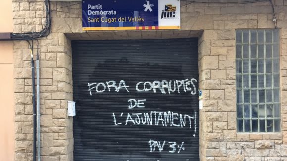 Pinten 'Fora corruptes de l'Ajuntament! PAV 3%' a la persiana de la seu del PDeCAT a Sant Cugat