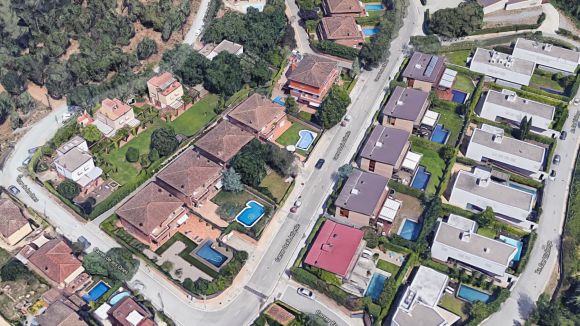 L'Ajuntament es compromet a arranjar les voreres de Can Trabal, però ho condiciona al pla d'accessibilitat