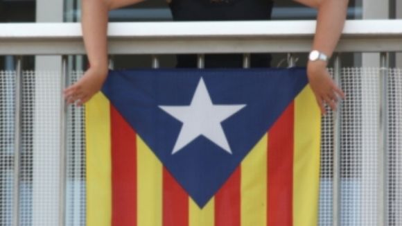 Ataquen amb pedres dos balcons amb estelades penjades a Sant Cugat