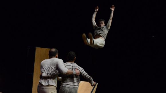 La comunió entre acròbates i escenografia d''inTarsi' omple el Teatre-Auditori per encetar temporada