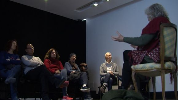 Una performance treballa l'equilibri físic i mental a través del so de dofins i balenes