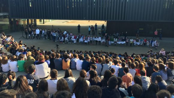 El Thau commemora el Dia Escolar de la No-violència amb 78 'petjades' per fer camí per a la pau