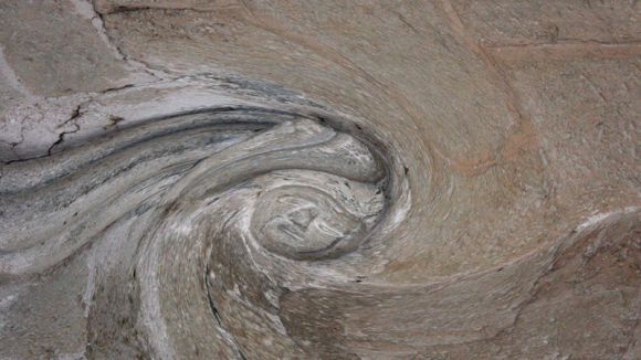 Performance de l'artista visual Eulàlia Rovira al Claustre