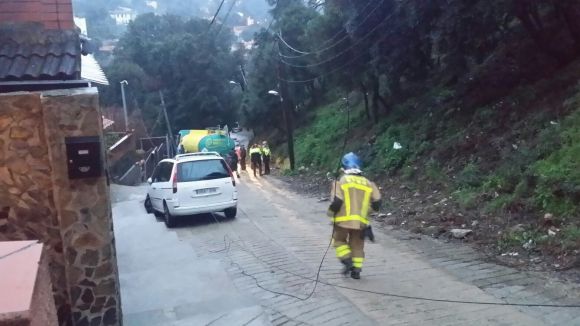 Un camió es desfrena al carrer de La Verònica i col·lisiona contra un mur