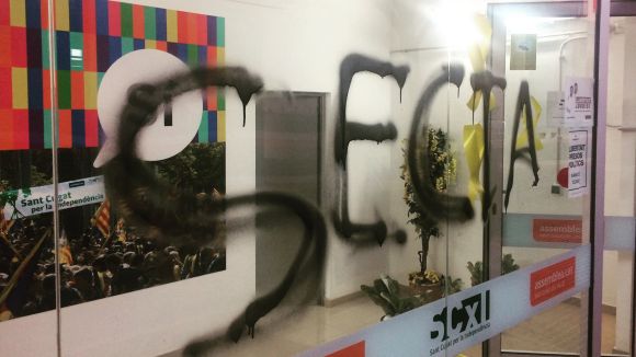 La seu de l'ANC de Sant Cugat pateix un acte vandàlic