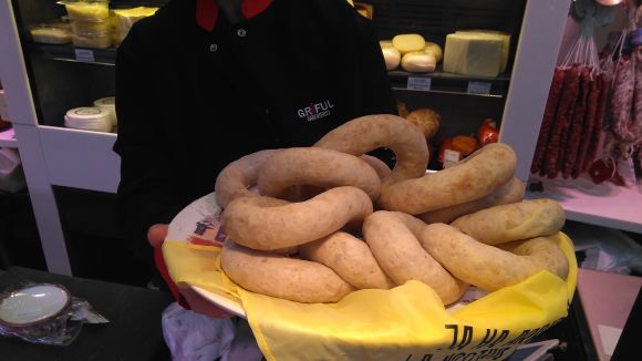 La botifarra d'ou i la coca de llardons donen la benvinguda al Carnestoltes
