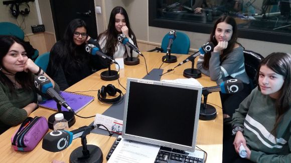 Alumnes del Leonardo es fan ressò de les notícies més detacades del centre a l'espai 'El nostre temps'