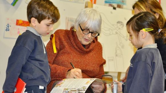 Pilarín Bayés transporta els nens i nenes de La Farga al món dels contes amb els seus dibuixos