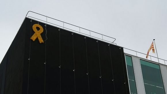 Col·loquen un llaç groc a la façana de l'ajuntament en suport als 'presos polítics'