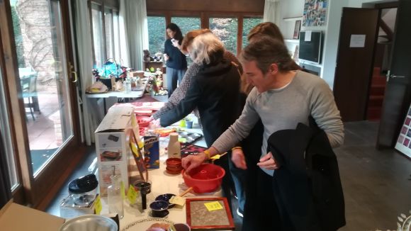 Una santcugatenca ven objectes personals per recaptar fons per a la Fundació Vicente Ferrer