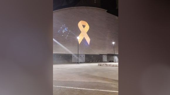 Cs vol que la delegació de govern intervingui per retirar el llaç groc de la façana del Teatre-Auditori