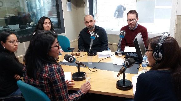 Alumnes del curs Elemental del Servei Local de Català converteixen l'estudi de ràdio en aula