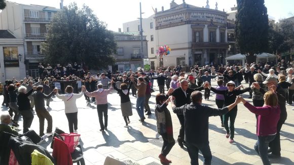 La ballada de sardanes reuneix un centenar de persones a la plaça d'Octavià