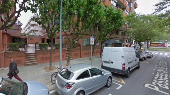 Els Bombers sufoquen un incendi a la cuina d'un pis del passeig de Torreblanca