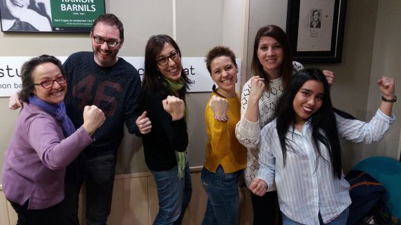 Les alumnes del curs Elemental del Servei Local de Català dediquen l'espai al Dia de la Dona