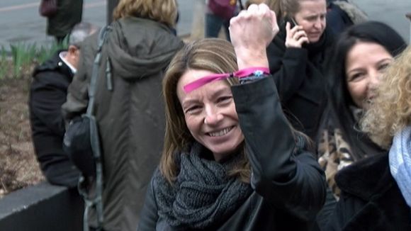 Més d'un centenar de persones es concentren a l'ajuntament per commemorar el Dia de la Dona