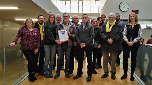 L'ANC, Òmnium i el CDR entreguen 1.317 signatures perquè la plaça del Rei passi a dir-se 1 d'Octubre