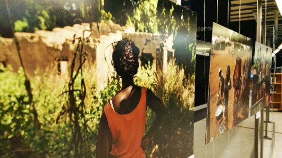 La vulnerabilitat de les dones als conflictes, de manifest a l'exposició 'Hereves de les ruïnes'