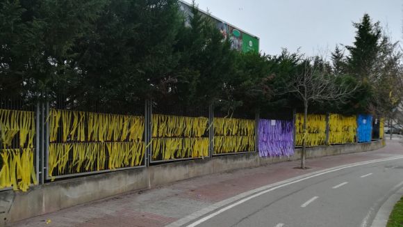 Llaçada multicolor a la rotonda dels cinemes