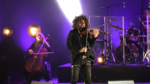 El violinista Ara Malikian explica a un Teatre-Auditori ple la història del seu instrument