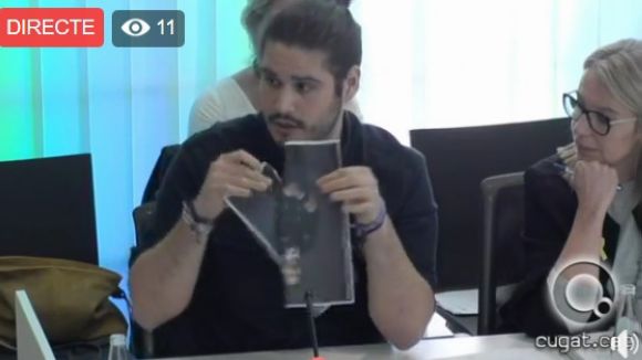 El regidor d'ERC-MES Èric Gómez estripa una foto de Felip VI durant el ple municipal d'aquest dilluns