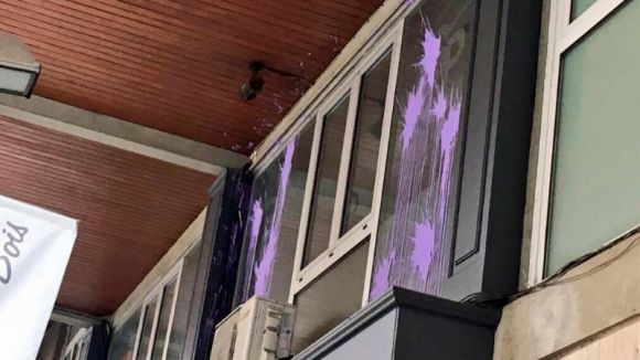 Acció vandàlica d'Arran a la façana de la seu del PP i a una paret de l'escola La Farga