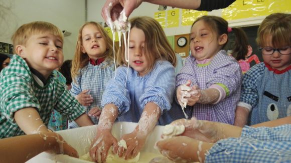 Mestres i famílies sumen esforços un cop més a l'escola l'Olivera per apropar la ciència als alumnes