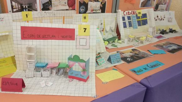 Els alumnes del Ferran i Clua creen espais de treball propis al vestíbul del centre