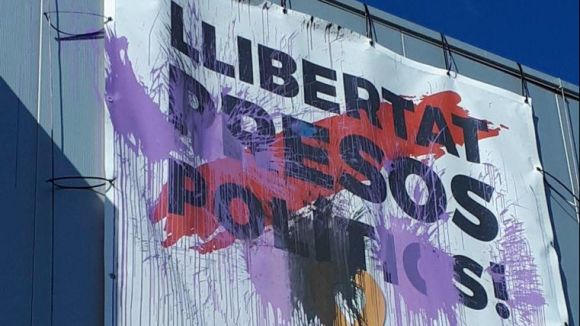 Llencen pintura a la pancarta de l'EMD que demana la llibertat dels 'presos polítics'