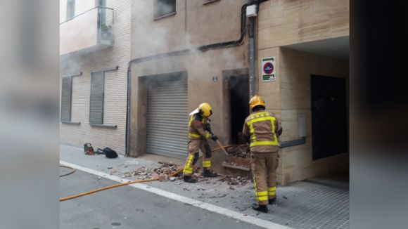 Extingit l'incendi que ha cremat el garatge d'una casa abandonada a Sant Cugat