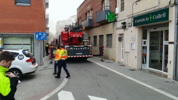 Un incendi crema el garatge d'una casa del carrer de la Diputació