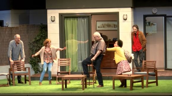'Adossats' omple el Teatre-Auditori de rialles amb la seva visió dels petits problemes d'una família