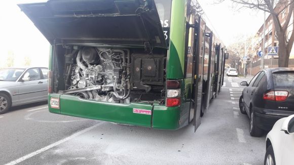 Crema la part del darrere d'un autobús de la L9 de Sant Cugat