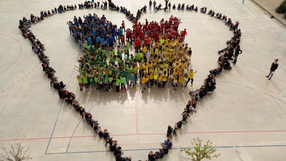 L'Olivera tanca una setmana dedicada a l'autisme dibuixant un gran mosaic al pati