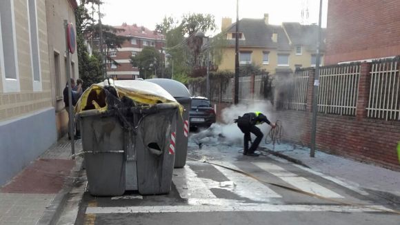 Cremen dos contenidors al carrer de Vilaseca