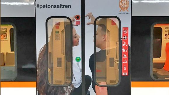 L'amor al tren torna a protagonitzar el concurs 'El petó de Sant Jordi' de Ferrocarrils de la Generalitat
