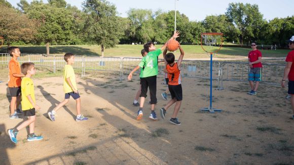 El traspàs de la contractació de monitors en l'esport escolar de l'OMET a les AMPA, aturat provisionalment