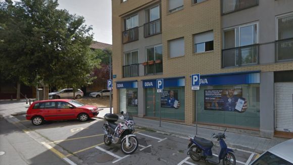 Veïns de la Floresta recullen 450 signatures per evitar el tancament de l'oficina bancària