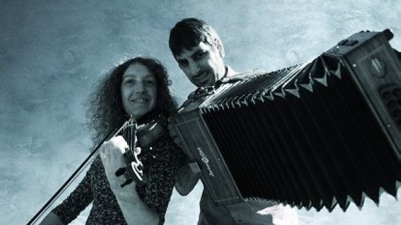 El grup de folk Duetu actua avui al restaurant Mut