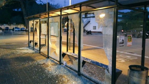 Destrossen els vidres de la marquesina de la parada d'autobusos de l'estació de FGC Valldoreix