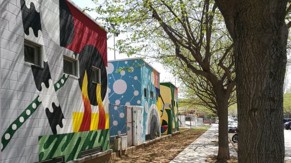 Un mural a la façana del camp de futbol de Mira-sol a proposta del consell de barri