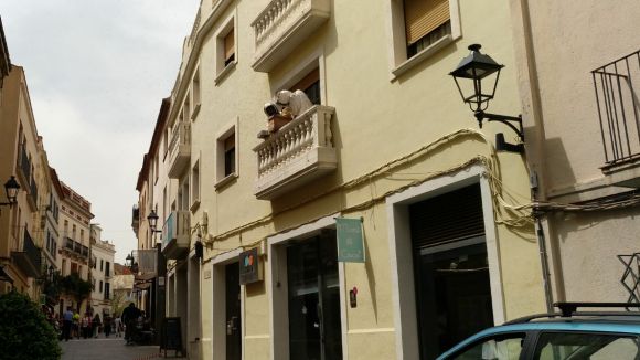 Gran expectació al carrer Major per un rusc d'abelles