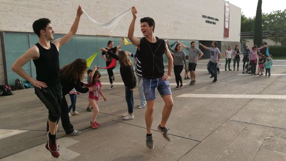 Les 'Danses de plaça' fan front al pont i reuneixen prop de 100 persones