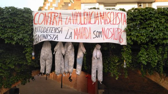 Apareixen cinc figures penjades d'un pont per protestar contra la sentència de 'La Manada'