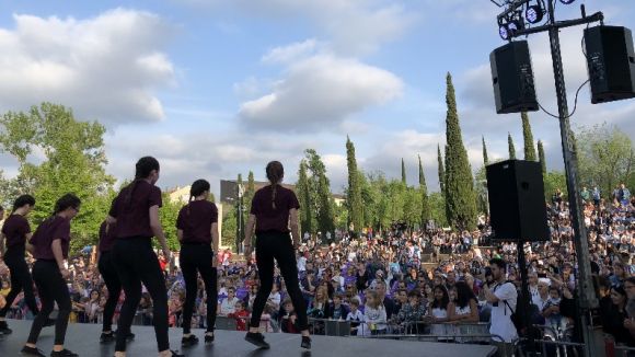 Més de 400 alumnes fan ballar Sant Cugat en una 14a Mostra de Dansa multitudinària