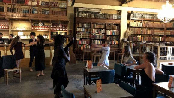 Dotze ballarins i ballarines inunden el Mercantic de dansa per celebrar el Dia Internacional