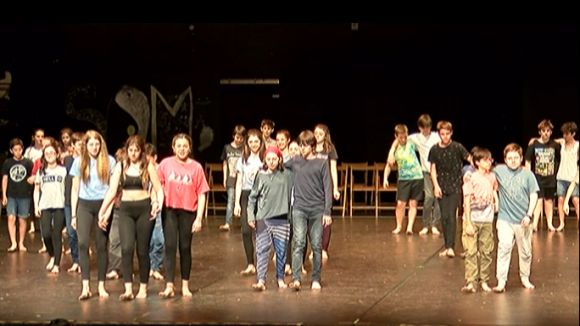 160 alumnes de l'Arnau Cadell reivindiquen la joventut amb 'Tots dansen' al Teatre-Auditori