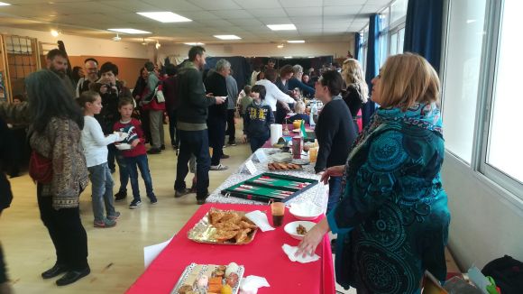L'escola La Floresta reivindica l'educació intercultural amb una festa gastronòmica i musical
