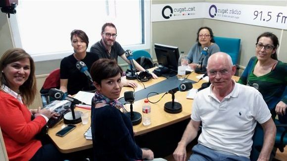 Els alumnes del nivell Bàsic de català del SLC posen en pràctica els seus coneixements a l'estudi de ràdio